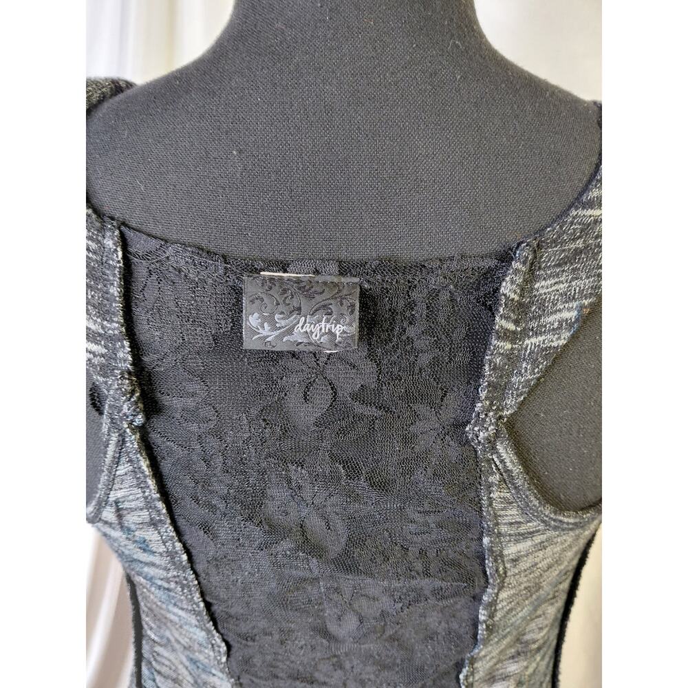 LACE BACK VEST - Picture 7 of 7